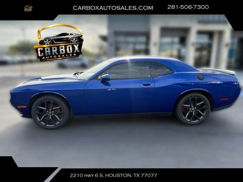 Used 2022 Dodge Challenger SXT w/ Driver Convenience Group RWD image 2