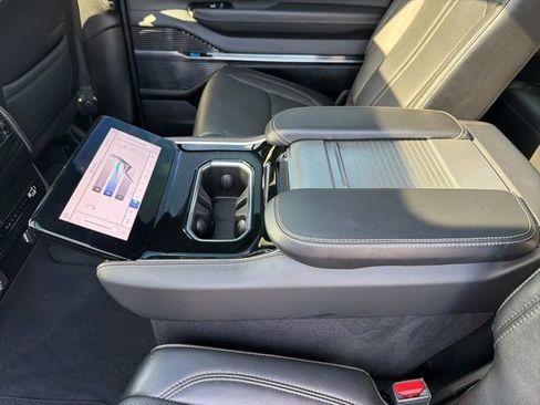 Used 2023 Jeep Grand Wagoneer Base image 28