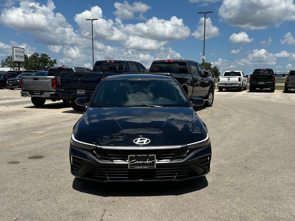 Used 2025 Hyundai Elantra SEL FWD image 2