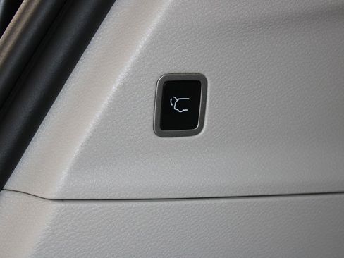 Used 2023 Chrysler Pacifica Touring-L FWD image 29