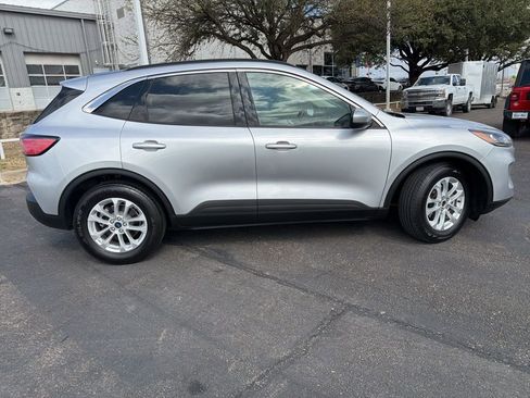 Used 2020 Ford Escape SE image 2