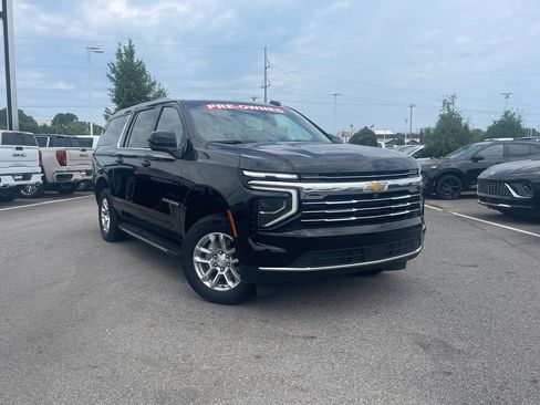 Used 2025 Chevrolet Suburban LT RWD image 2