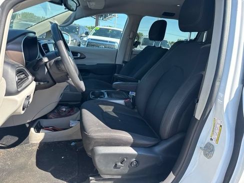 Used 2018 Chrysler Pacifica Touring Plus FWD image 13