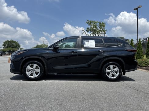 Used 2025 Toyota Highlander LE FWD image 7