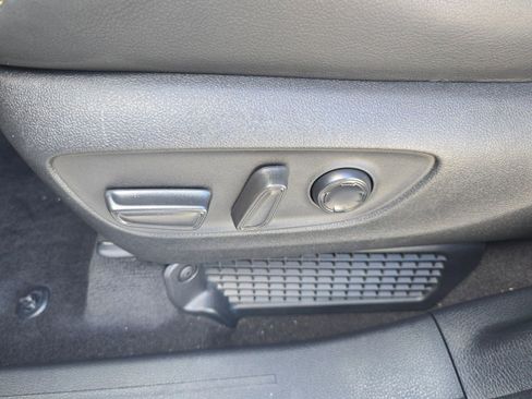 Used 2025 Toyota Sienna Platinum image 11