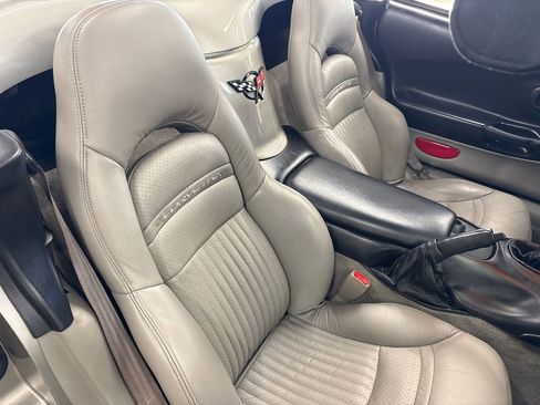 Used 2000 Chevrolet Corvette Convertible w/ Memory Pkg RWD image 31