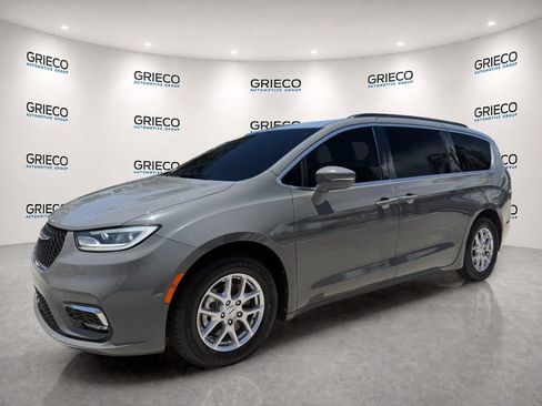 Used 2022 Chrysler Pacifica Touring-L FWD image 3