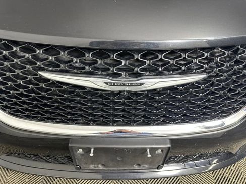 Used 2023 Chrysler Pacifica Touring-L image 9