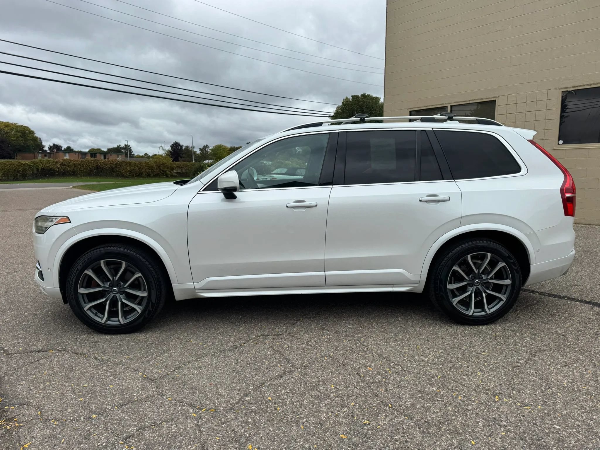Used 2017 Volvo XC90 T6 Momentum w/ Vision Package AWD/4WD image 5