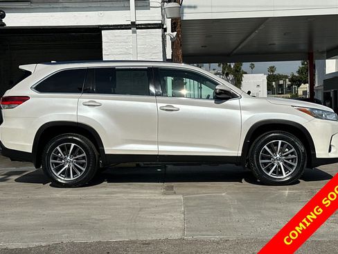 Used 2019 Toyota Highlander XLE image 3