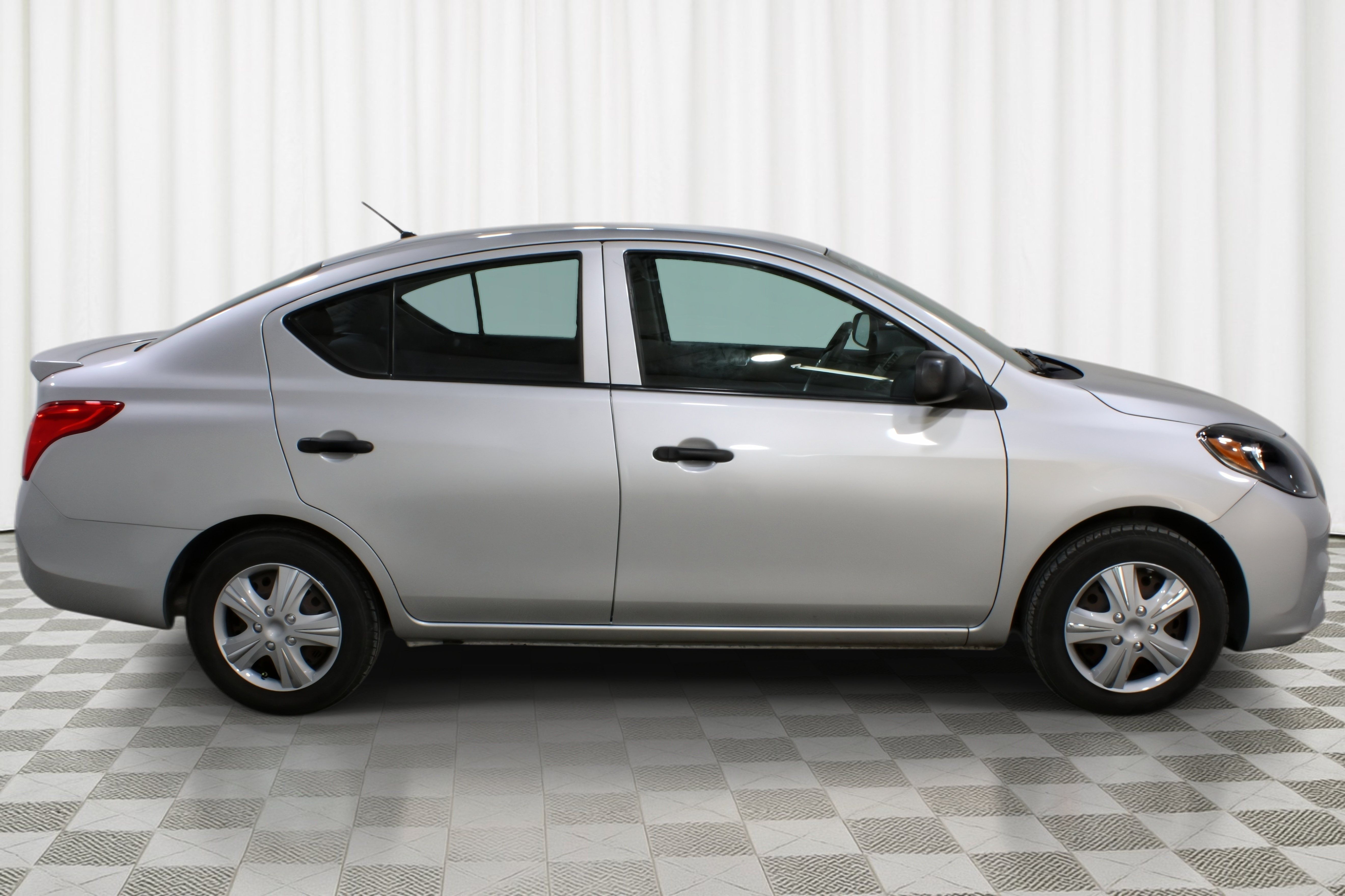 Used 2014 Nissan Versa S Plus FWD image 2