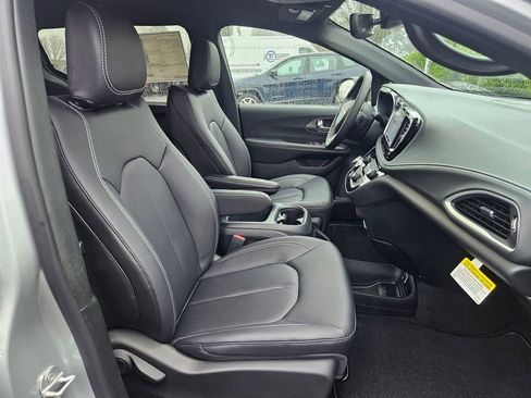 New 2026 Chrysler Pacifica Select image 36