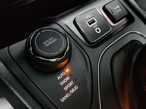 Used 2019 Jeep Cherokee Latitude Plus w/ Cold Weather Group image 37