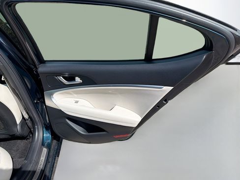 Used 2025 Genesis G70 2.5T image 43