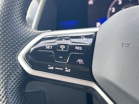 Certified 2023 Volkswagen Tiguan SE R-Line image 9