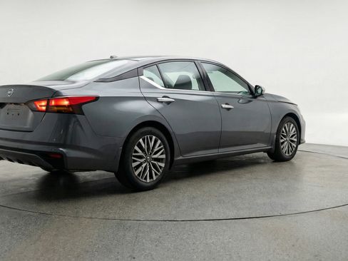 Used 2025 Nissan Altima 2.5 SV image 9