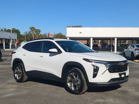 Used 2025 Chevrolet Trax LT w/ LT Convenience Package image 2