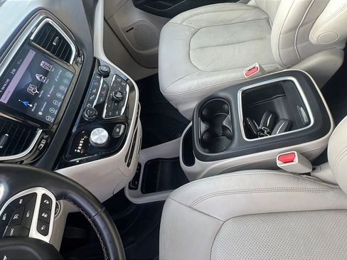 Used 2019 Chrysler Pacifica Touring-L Plus image 27