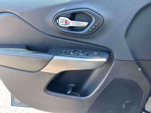 Used 2019 Jeep Cherokee High Altitude AWD/4WD image 30