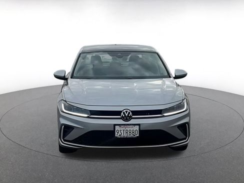 Used 2025 Volkswagen Jetta SE image 4