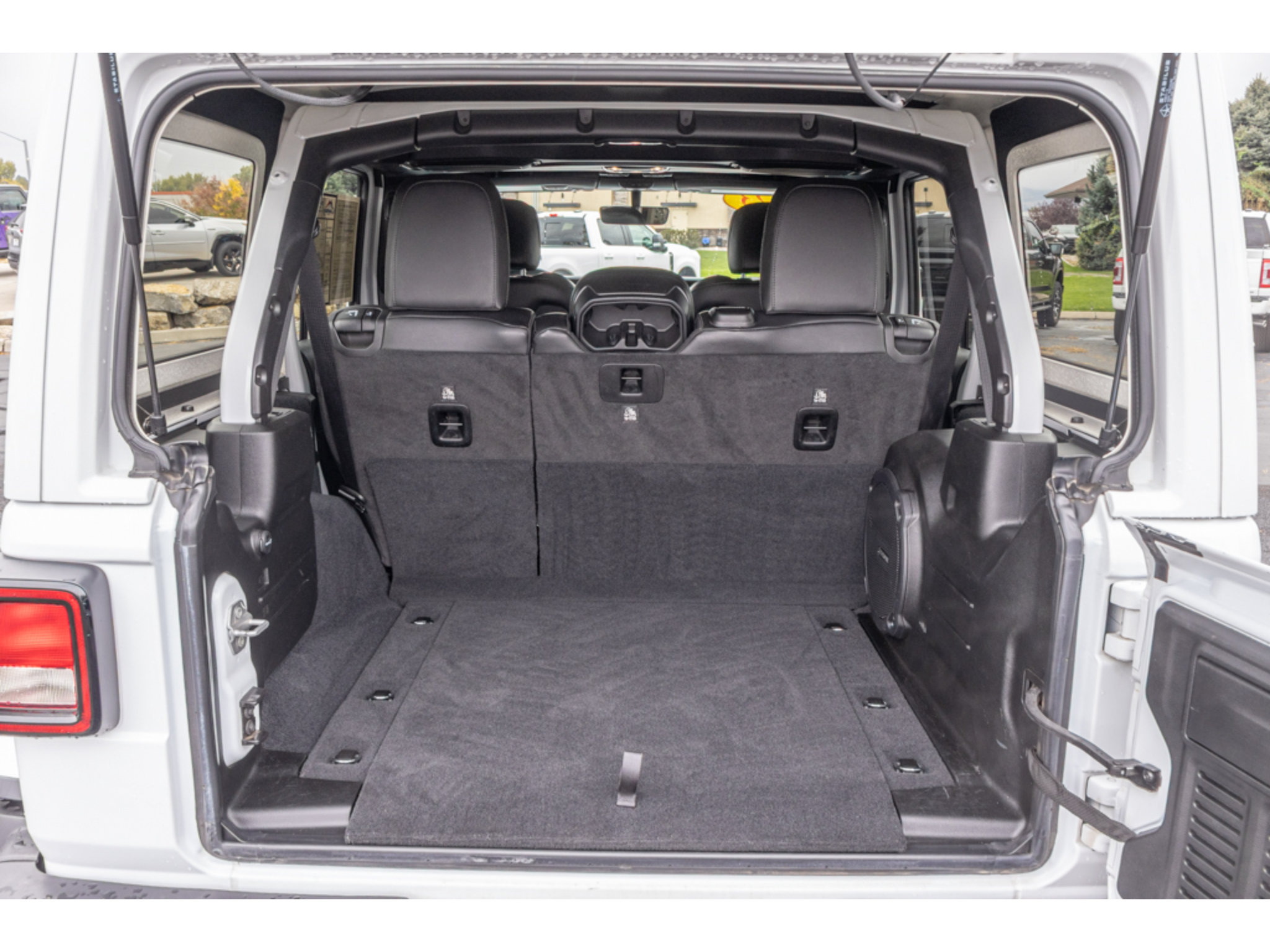 Used 2023 Jeep Wrangler Unlimited Rubicon AWD/4WD image 14