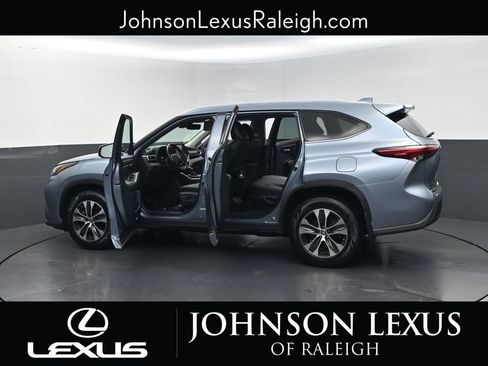 Used 2021 Toyota Highlander XLE AWD/4WD image 37