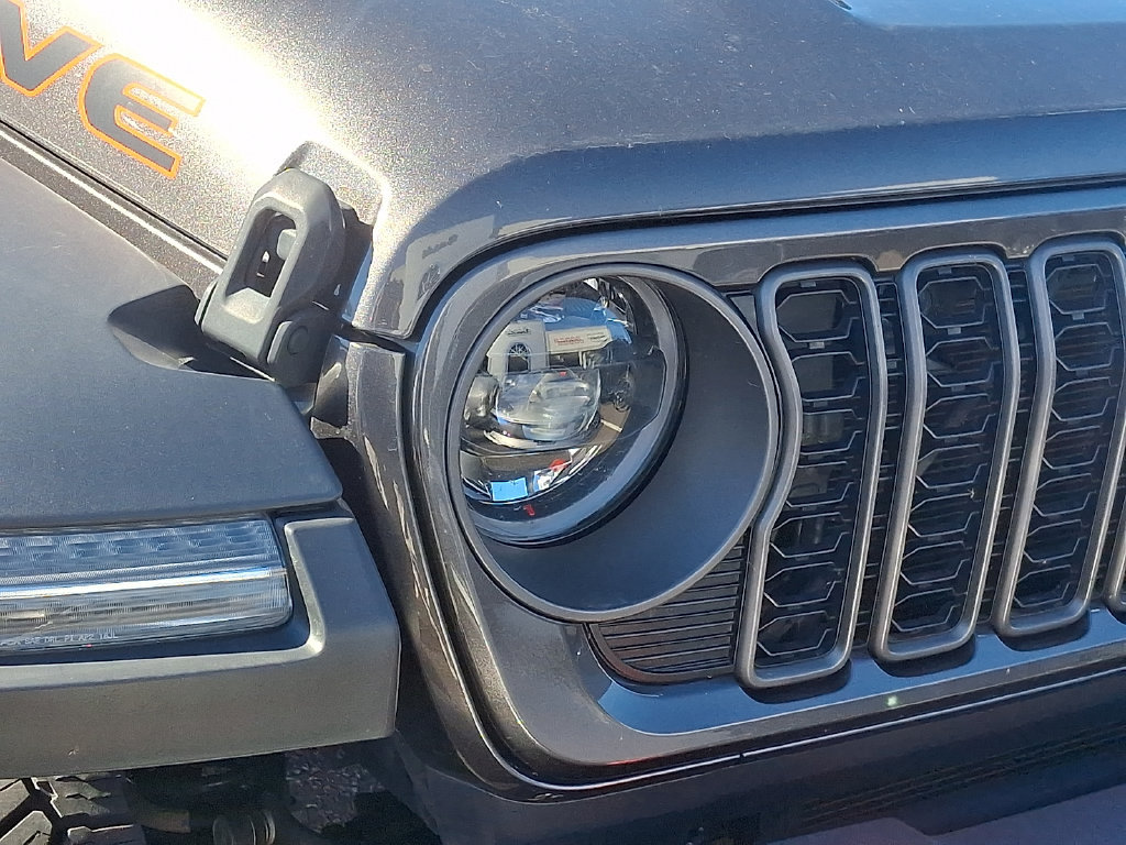 Used 2024 Jeep Gladiator Mojave w/ Convenience Group AWD/4WD image 8