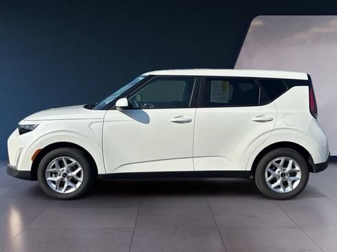 Certified 2025 Kia Soul LX w/ LX Technology Package FWD image 2