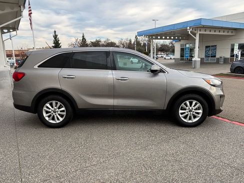 Used 2019 Kia Sorento LX image 4