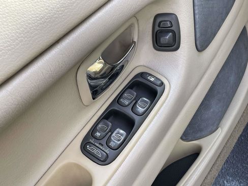 Used 2002 Volvo C70 LT FWD image 12