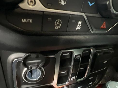 Used 2025 Jeep Wrangler Unlimited Rubicon AWD/4WD image 28