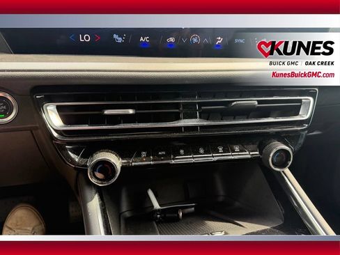 Used 2024 Chevrolet Traverse LT FWD image 22