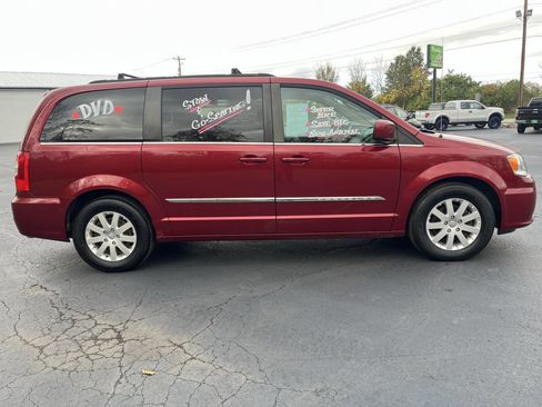 Used 2015 Chrysler Town & Country Touring image 4