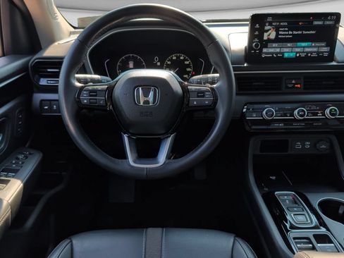 Used 2025 Honda Pilot Touring image 17