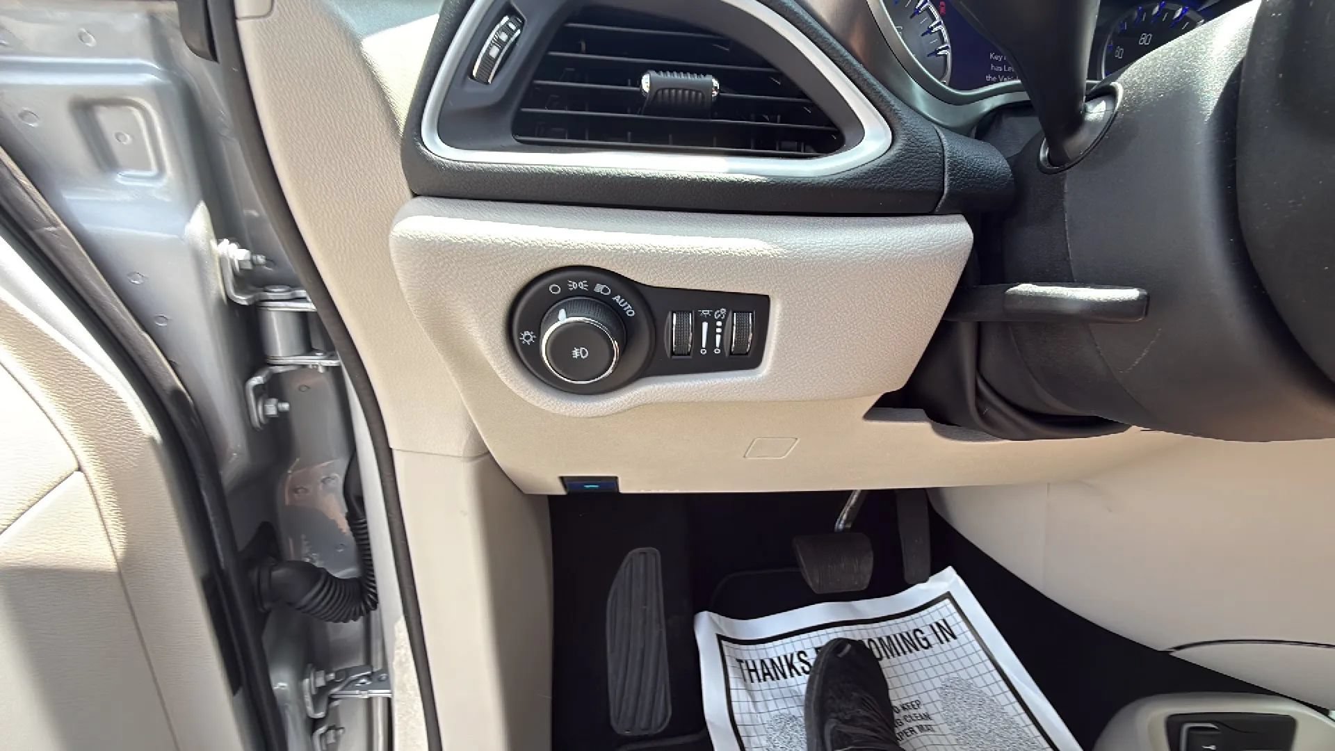 Used 2024 Chrysler Pacifica Touring-L FWD image 19