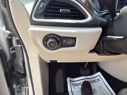 Used 2024 Chrysler Pacifica Touring-L FWD image 19