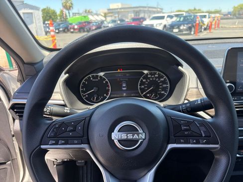 Used 2025 Nissan Altima 2.5 SV FWD image 28