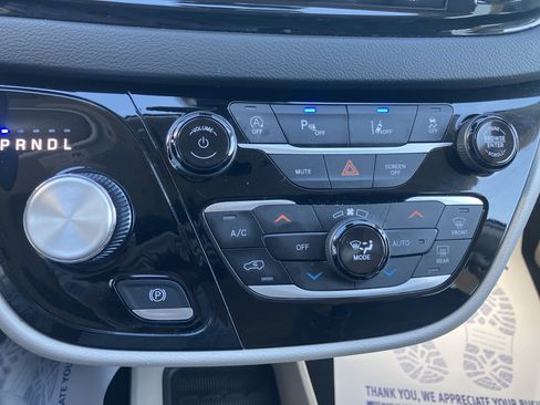 Used 2023 Chrysler Pacifica Touring-L FWD image 29