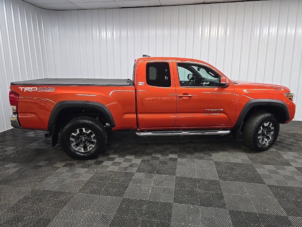 Used 2017 Toyota Tacoma TRD Off-Road w/ Tow Package AWD/4WD image 2