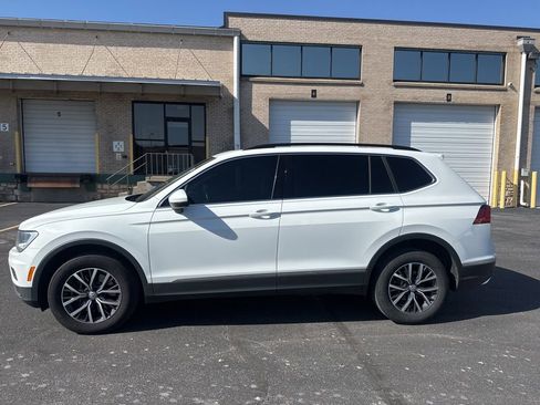 Used 2018 Volkswagen Tiguan SE w/ Panoramic Sunroof Package image 4