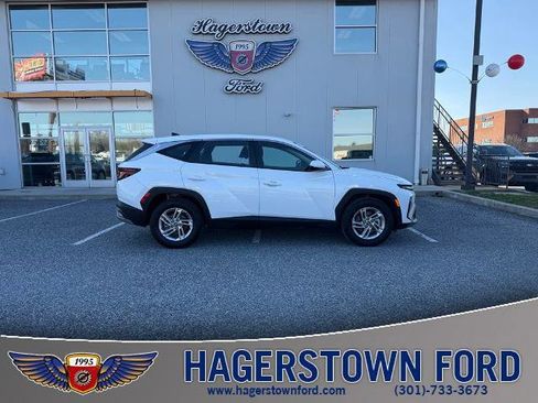 Used 2025 Hyundai Tucson SE FWD image 1