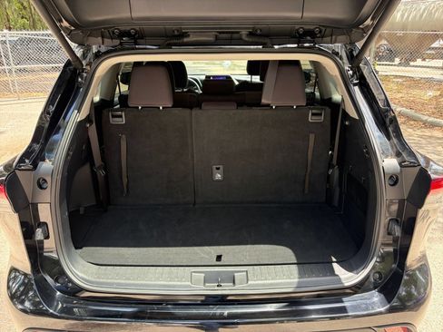 Used 2025 Toyota Highlander LE FWD image 34