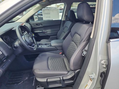 New 2025 Nissan Pathfinder S image 11
