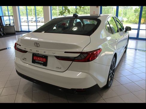Used 2025 Toyota Camry XLE AWD/4WD image 5