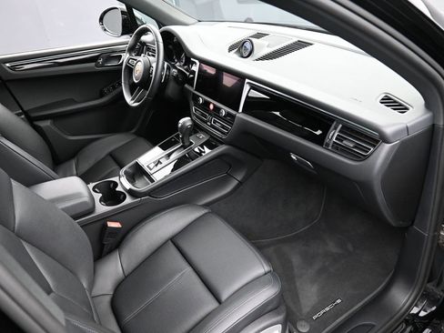 Certified 2025 Porsche Macan image 31