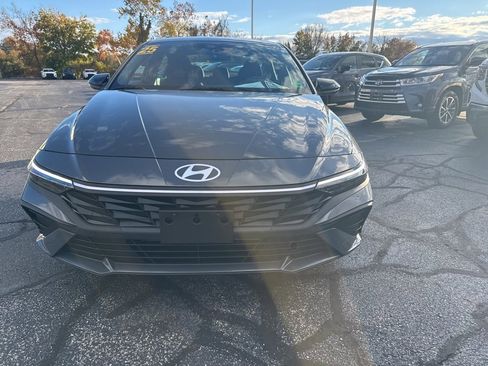 Used 2025 Hyundai Elantra Sport image 2