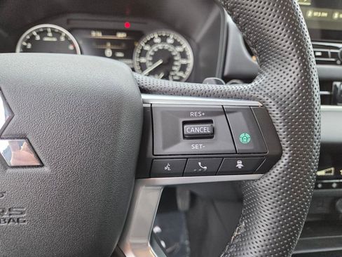 Used 2025 Mitsubishi Outlander SE image 28