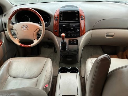 Used 2010 Toyota Sienna XLE image 7