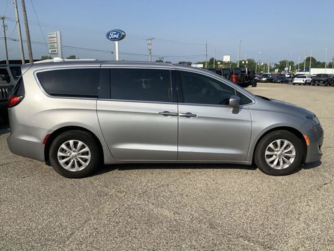 Used 2018 Chrysler Pacifica Touring Plus FWD image 16