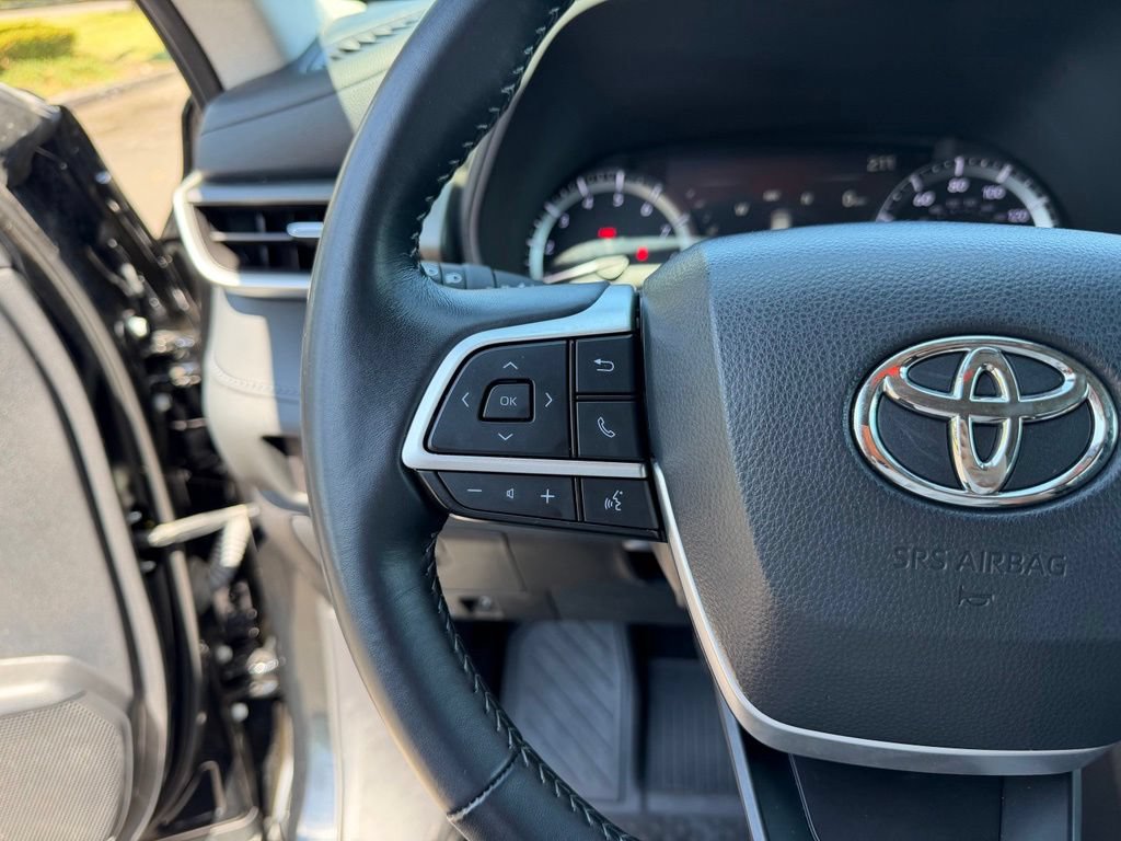 Used 2024 Toyota Highlander LE AWD/4WD image 18